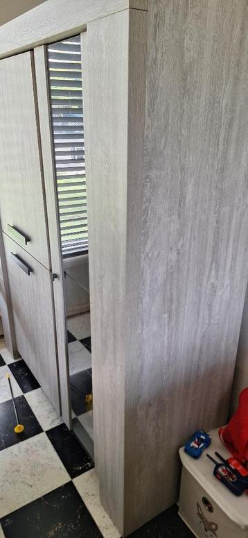 Barkast met verlichting beschikbaar voor biedingen