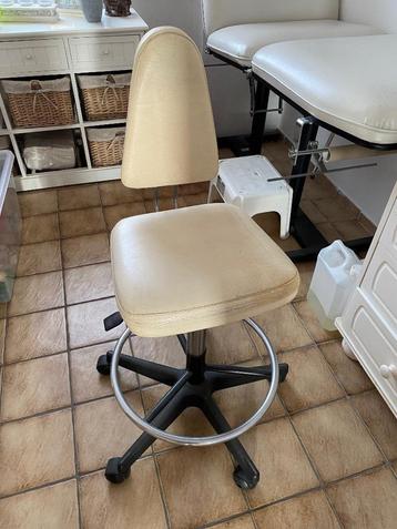 stoel, tabouret voor pedicure - schoonheidsspecialist beschikbaar voor biedingen