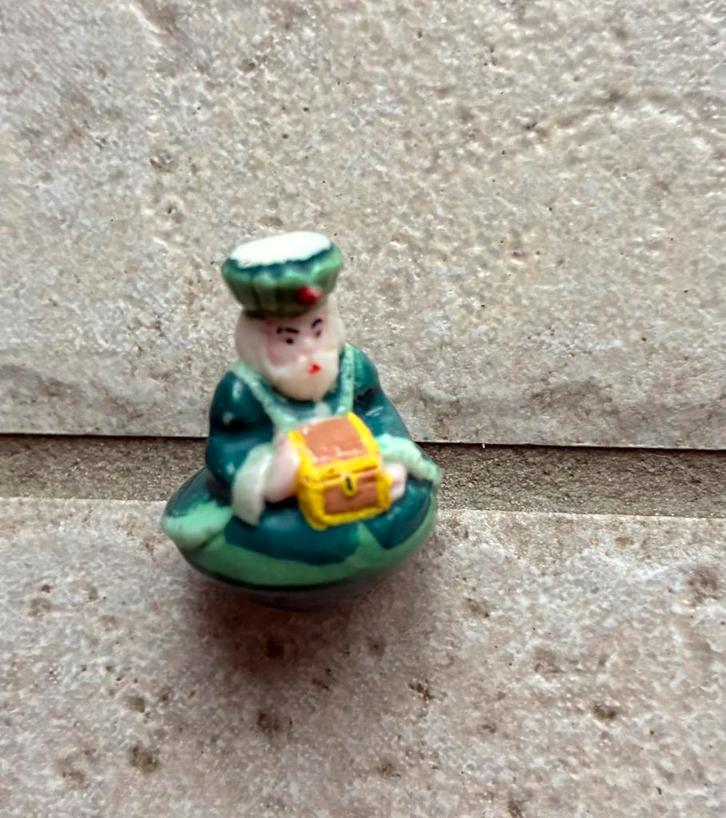 Fève forme toupie - personnage vert - excellent état, Verzamelen, Beelden en Beeldjes, Ophalen