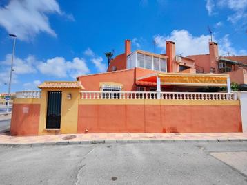 Half-vrijstaande duplex hoekwoning bij de zee in Torrevieja beschikbaar voor biedingen