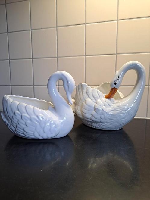 Twee mooie zwanen,bloempot houders,sierstuk, Huis en Inrichting, Overige Huis en Inrichting, Zo goed als nieuw, Ophalen