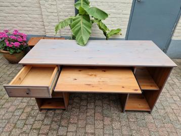 Bureau voor desktop beschikbaar voor biedingen