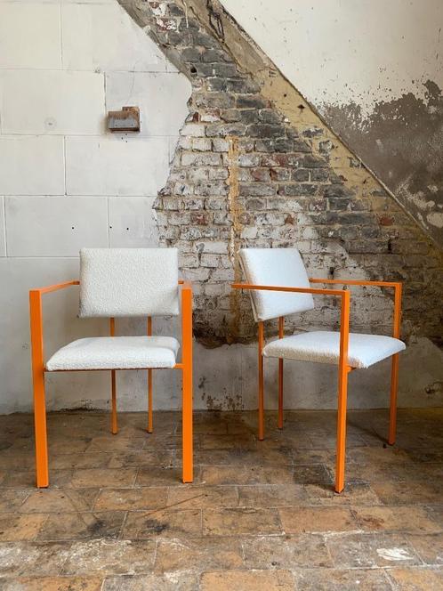 Paar postmoderne fauteuils in oranje en gekrulde wollen stof, Huis en Inrichting, Fauteuils, Zo goed als nieuw, Metaal, Stof, Minder dan 50 cm