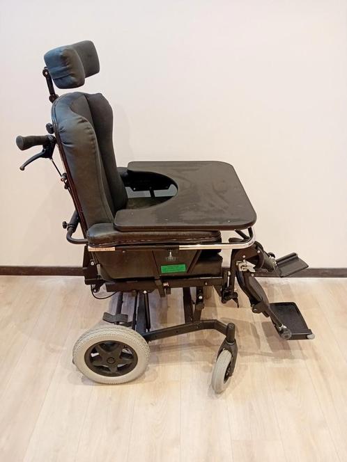 De rolstoel is standaard al uitgerust met tal van functies., Diversen, Rolstoelen, Zo goed als nieuw, Ophalen