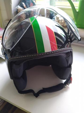 Zeer mooie scooterhelm in bijna nieuwe staat beschikbaar voor biedingen