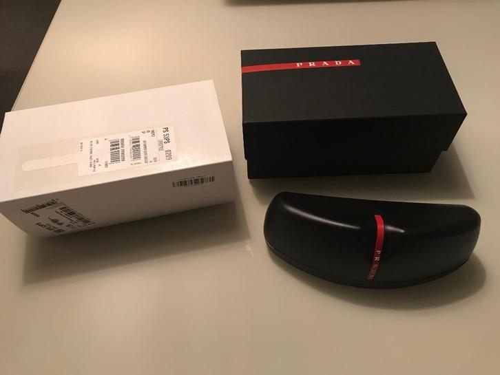 Prada black grey mirror silver zonnebril, Handtassen en Accessoires, Zonnebrillen en Brillen | Heren, Nieuw, Zonnebril, Overige merken