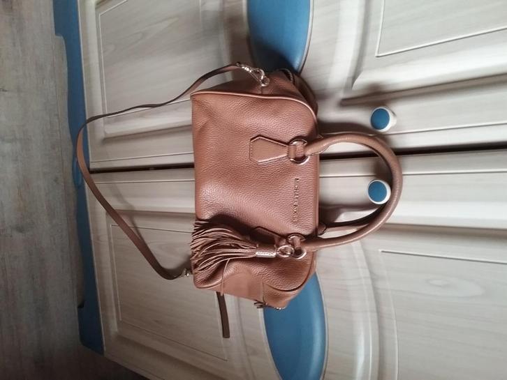 Bruine Michael kors crossbody, in echt leder, in NIEUWSTAAT, Handtassen en Accessoires, Tassen | Schoudertassen, Zo goed als nieuw
