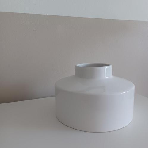 Vaas keramiek. Wit. Minimalistisch ontwerp. Vintage '80, Huis en Inrichting, Woonaccessoires | Vazen, Zo goed als nieuw, Wit, Minder dan 50 cm
