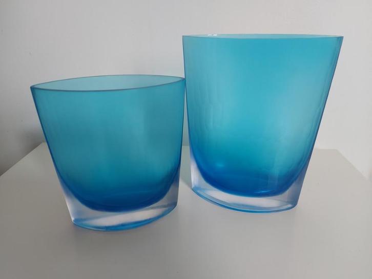 2 moderne blauwe glazen designvazen, Huis en Inrichting, Woonaccessoires | Vazen, Zo goed als nieuw, Blauw, Minder dan 50 cm, Glas