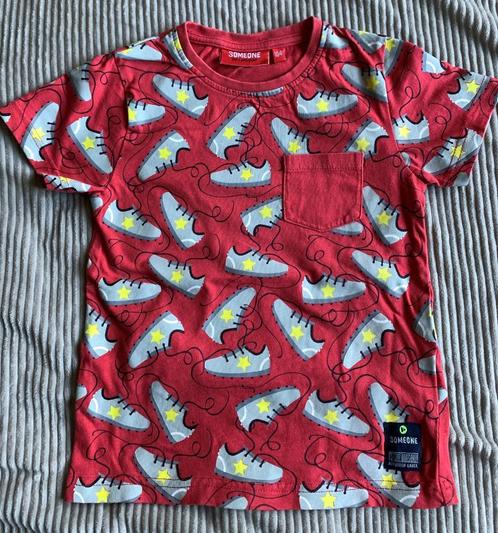 T-shirt jongens Someone rood met voetbalschoenen maat 104, Kinderen en Baby's, Kinderkleding | Maat 104, Gebruikt, Jongen, Shirt of Longsleeve