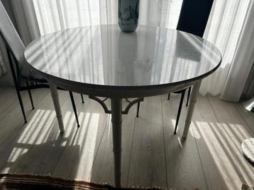Ronde tafel wit beschikbaar voor biedingen