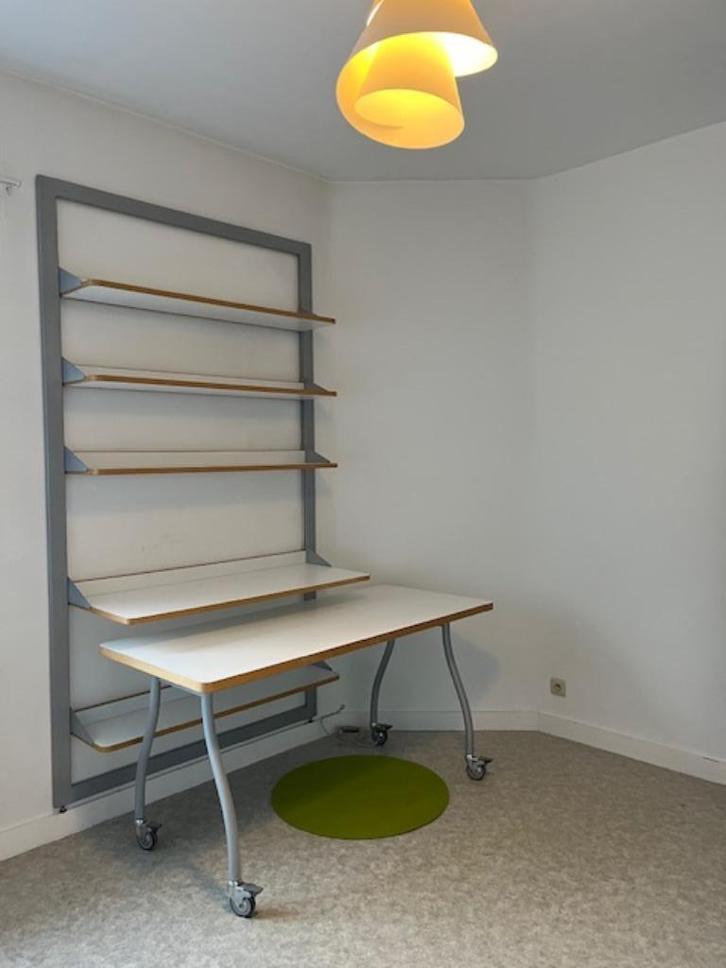 Tafel op wielen en Wandrekje van ' MOBIL GIRGI ', Huis en Inrichting, Woonaccessoires | Wandplanken en Boekenplanken, Gebruikt