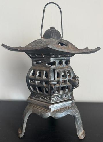Oude Japanse smeedijzeren pagodelantaarn 1930 beschikbaar voor biedingen