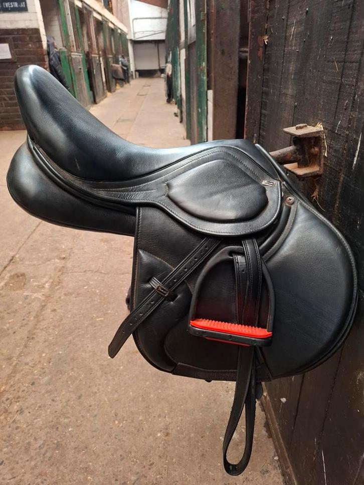 Favorito Lucano 17,5 inch springzadel, Dieren en Toebehoren, Paarden en Pony's | Overige Paardenspullen, Zo goed als nieuw, Springen