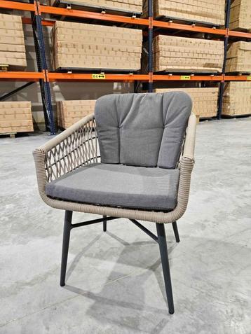 Tuinstoelen met kussens €343 stuk beschikbaar voor biedingen