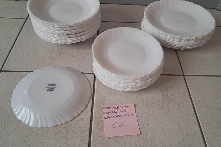 Eetservies Arcopal, wit in heel goede staat, Huis en Inrichting, Keuken | Servies, Gebruikt, Bord(en), Effen, Overige materialen