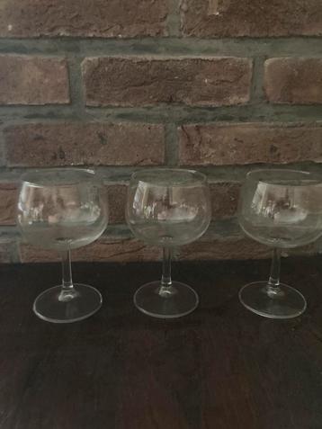 Witte wijnglazen beschikbaar voor biedingen