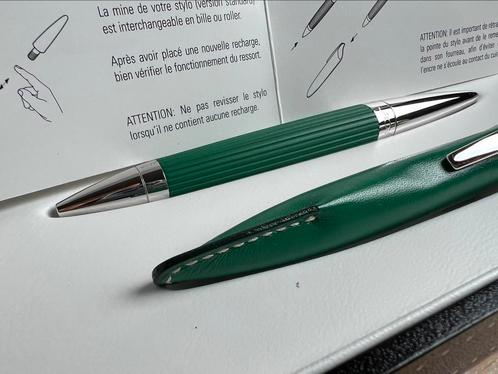 Jorg Hysek Pen groen lacquer met lederen houder, Collections, Stylos, Utilisé, Stylo à bille, Autres marques, Avec boîte, Enlèvement ou Envoi