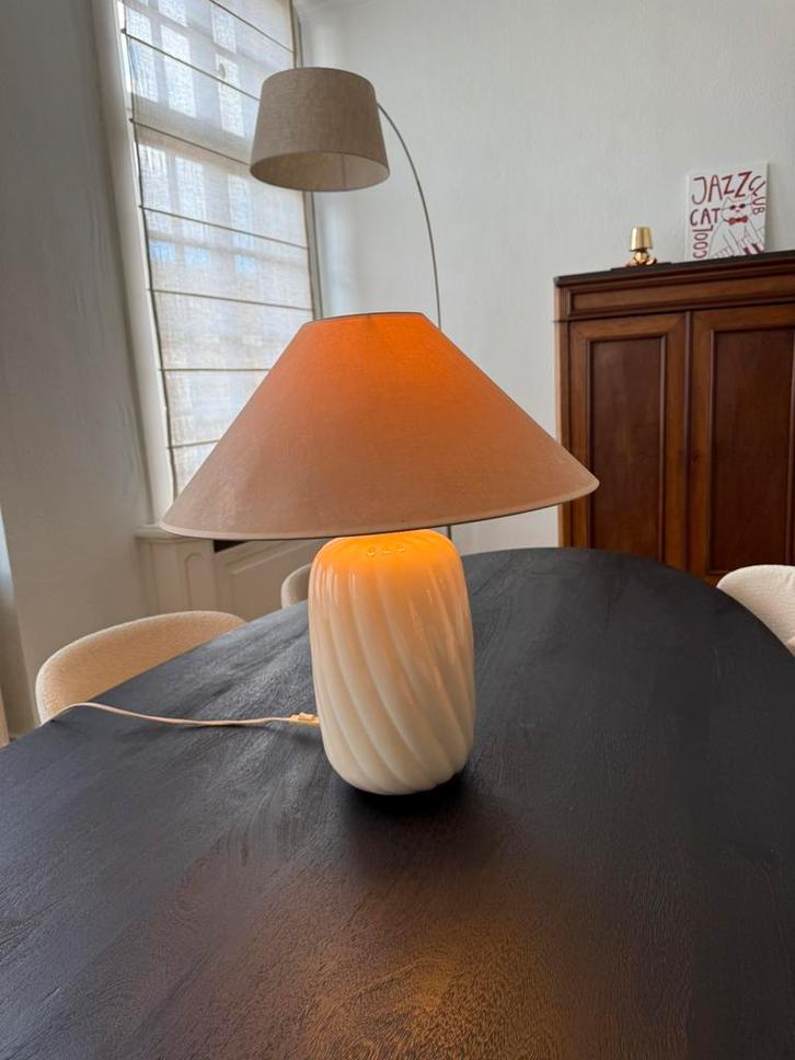 Moderne tafellamp met keramische voet en linnen kap, Huis en Inrichting, Lampen | Tafellampen, Zo goed als nieuw, Ophalen