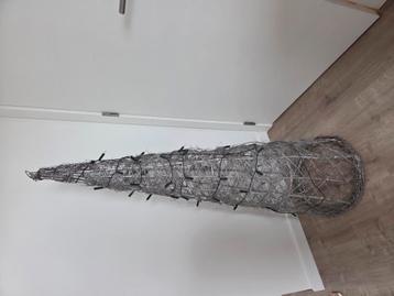 Zilveren kerstpiramide met verlichting beschikbaar voor biedingen
