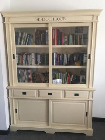 Landelijke boekenkast met letters Bibliothèque beschikbaar voor biedingen