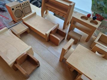 Vintage houten poppenhuis meubeltjes beschikbaar voor biedingen