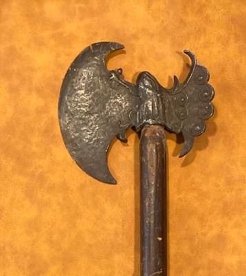 Antieke decoratieve bijl — Middeleeuwse/Viking-stijl beschikbaar voor biedingen