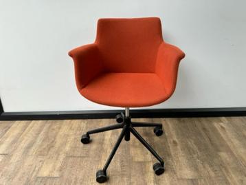B&T design kuipstoel oranje rood beschikbaar voor biedingen