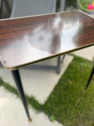 Vintage bijzettafeltje beschikbaar voor biedingen