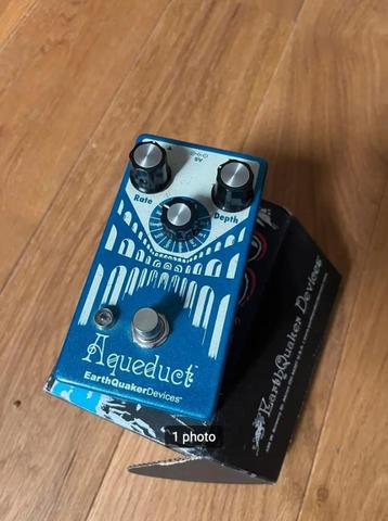 Earthquaker devices aqueduct vibrato disponible aux enchères