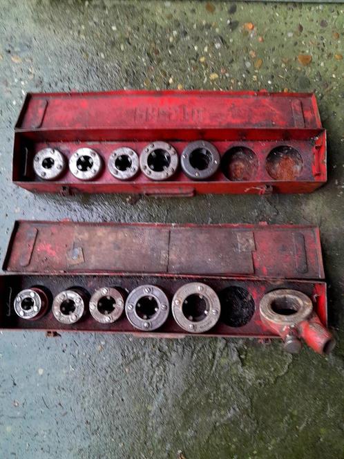Draadsnijkoppen Ridgid/preston in metalen koffer 3/8" -1 1/2, Doe-het-zelf en Bouw, Gereedschap | Handgereedschap, Gebruikt, Ophalen