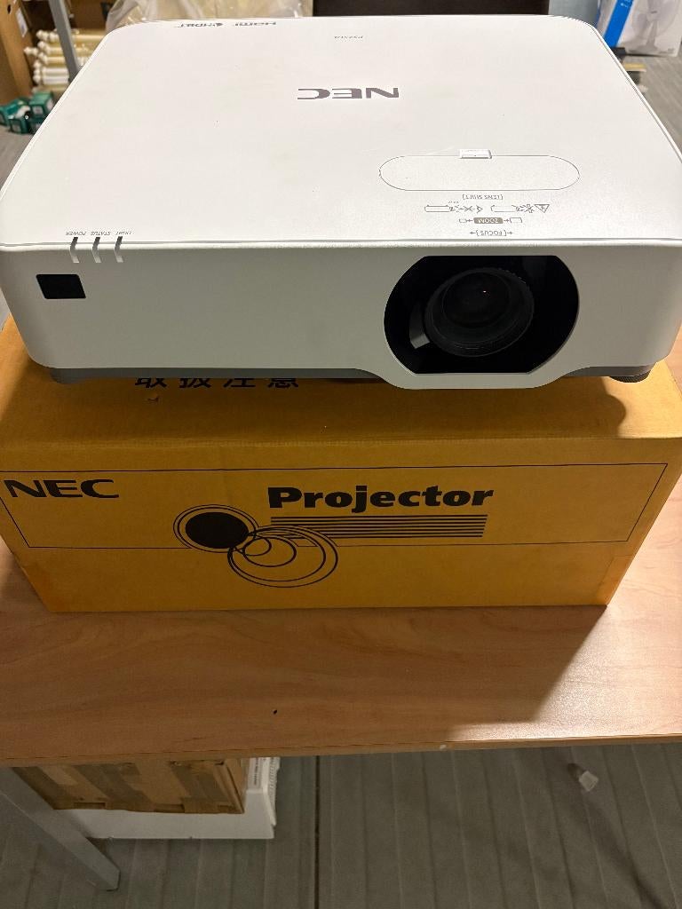 professionele laser projector NEC P525 UL met ophangbeugel, TV, Hi-fi & Vidéo, Projecteurs vidéo, Enlèvement, Utilisé, NEC