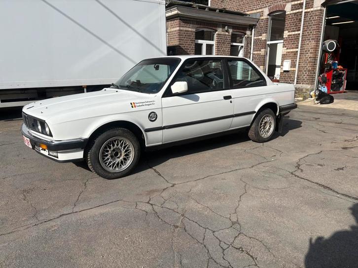 Bmw e30 323i, Autos, BMW, Particulier, Série 3, Essence, Coupé, 2 portes, Boîte manuelle, Blanc, Noir, Enlèvement