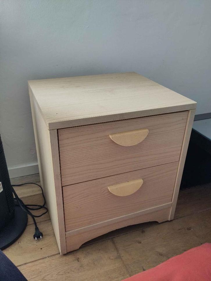 Table de nuit en chêne À DONNER, Maison & Meubles, Chambre à coucher | Tables de chevet, Utilisé, Moins de 55 cm, 45 à 65 cm, Bois