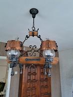 Klasssieke luchter met smeedwerk en koperen kappen, Huis en Inrichting, Lampen | Kroonluchters, Ophalen, Zo goed als nieuw, Hout