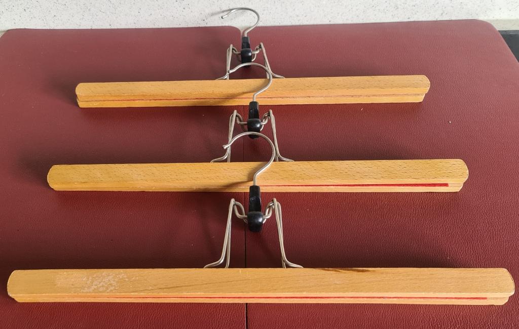 3 cintres pince en bois - 39 cm, Enlèvement ou Envoi, Comme neuf, Bois, Enfants et Adultes