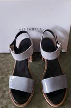 Elegante damessandaal met hak. Lichtgrijs lakleder., Kleding | Dames, Schoenen, Ophalen of Verzenden