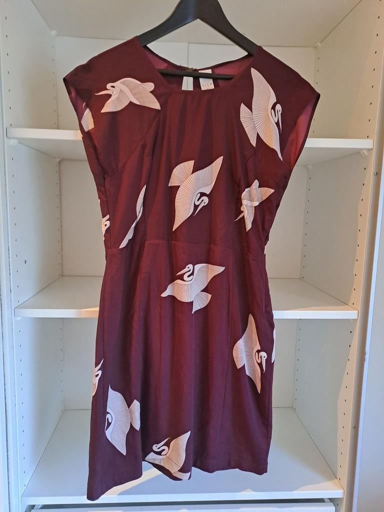 Mt M Bordeaux jurk met witte pelikanen, Kleding | Dames, Jurken, Maat 38/40 (M), Vila, Ophalen of Verzenden, Zo goed als nieuw