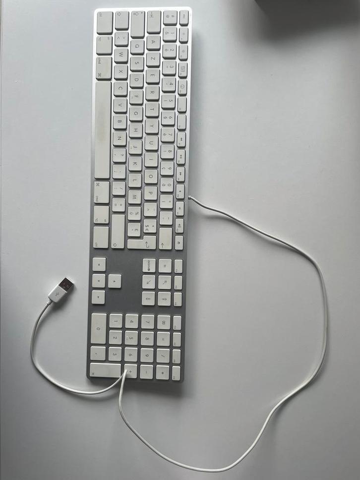 Apple MB110, Informatique & Logiciels, Claviers, Utilisé, Azerty, Filaire, Ergonomique, Enlèvement ou Envoi