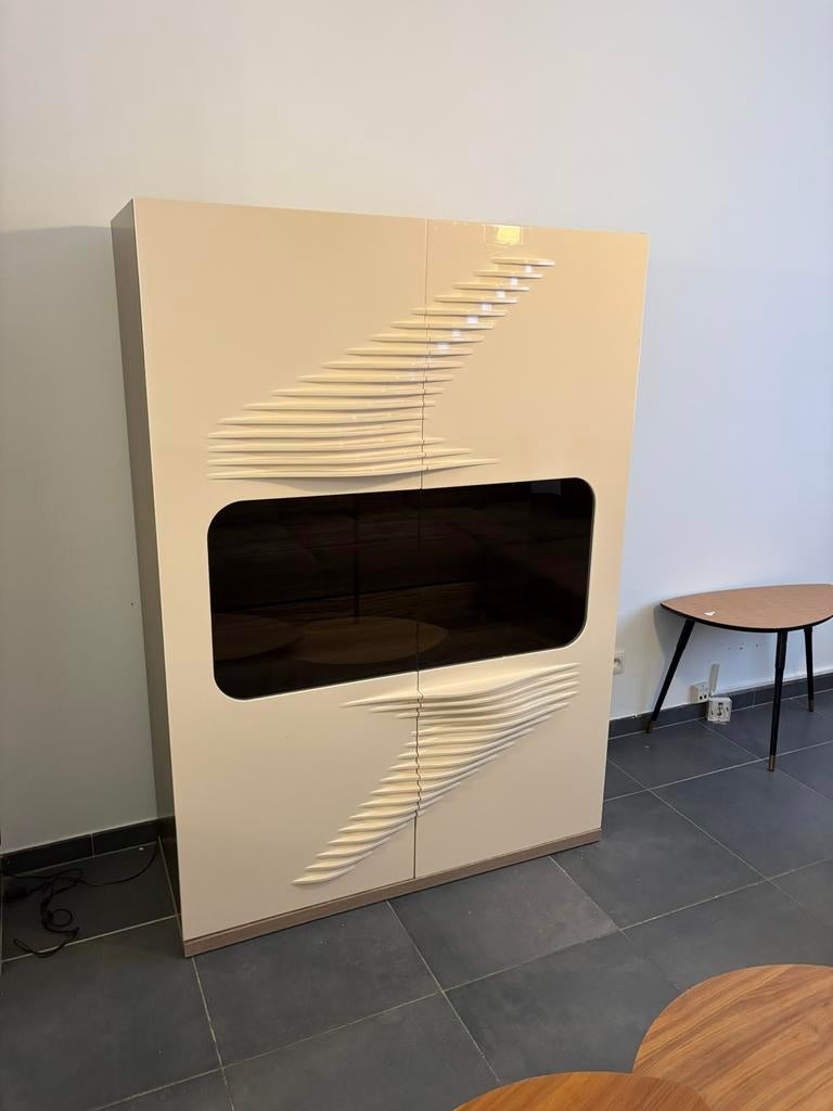 un meuble élégant, contemporain pour exposer de la vaisselle, 25 à 50 cm, Scandinave moderne, 150 à 200 cm, Comme neuf
