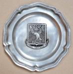 62A 1982-1989 Bij C - Herdenkingplaat in tin, Verzamelen, Verzenden, Landmacht, Embleem of Badge