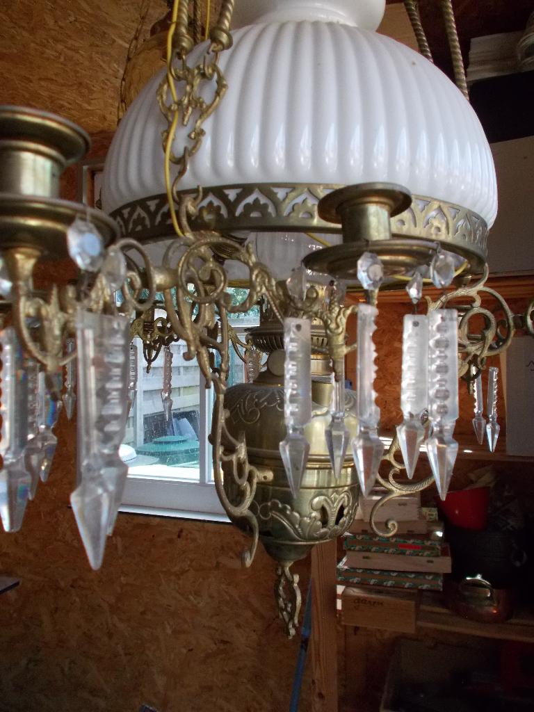 Antieke Belgische kroonluchter met witte opaalglazen kap, Ophalen