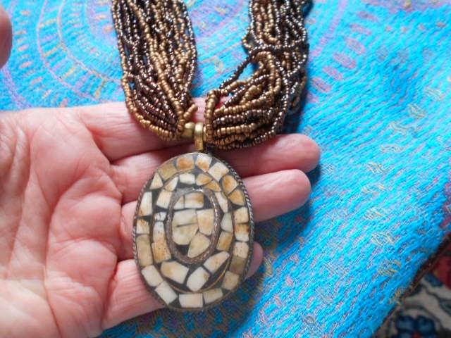 bronskleurig, 20 strengen met hanger, Handtassen en Accessoires, Kettingen, Zo goed als nieuw, Kunststof, Met hanger, Ophalen of Verzenden