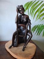 Bronze art /déco femme assise à la cigarette., Antiquités & Art, Enlèvement ou Envoi, Bronze