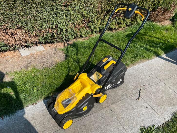 Tondeuse Nemura, Jardin & Terrasse, Tondeuses à gazon, Utilisé, Tondeuses à gazon électriques, 30 à 39 cm, Démarrage électrique