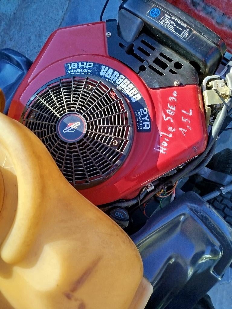 universele 16 pk F16H Brig& Straton grasmaaier tractor, Ophalen, Gebruikt, Univert, Opvangbak