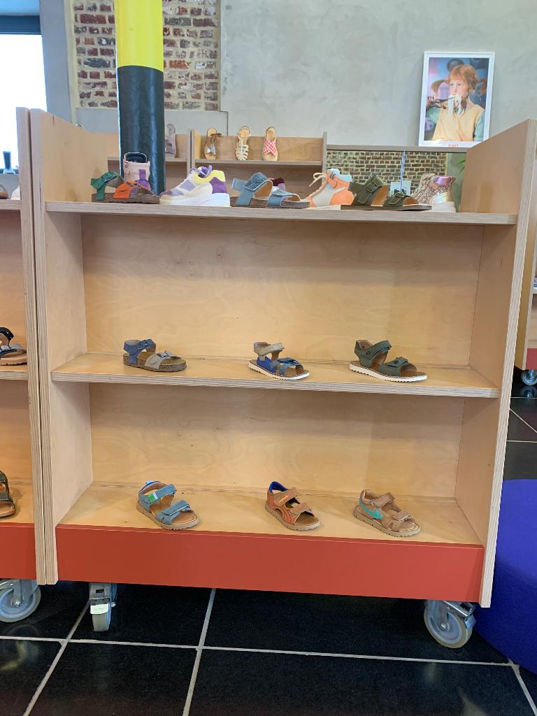 mobiele winkelrekken op wielen, Ophalen