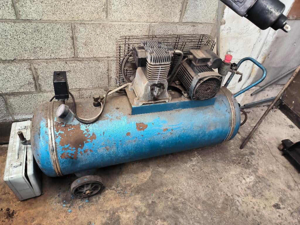 Compresseur d'atelier, Enlèvement, Utilisé, 6 à 10 bars, 100 litres ou plus