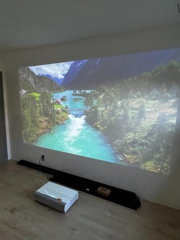 Optoma Cinemax P2 + iVisions Frame 4K Series (260cm x 146cm) beschikbaar voor biedingen