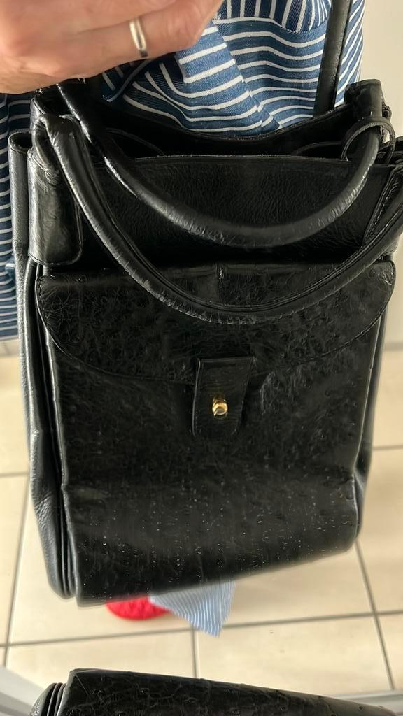 Zwarte Delvaux handtas Bellon met struisvogelleder, Handtassen en Accessoires, Tassen | Damestassen, Zo goed als nieuw, Handtas